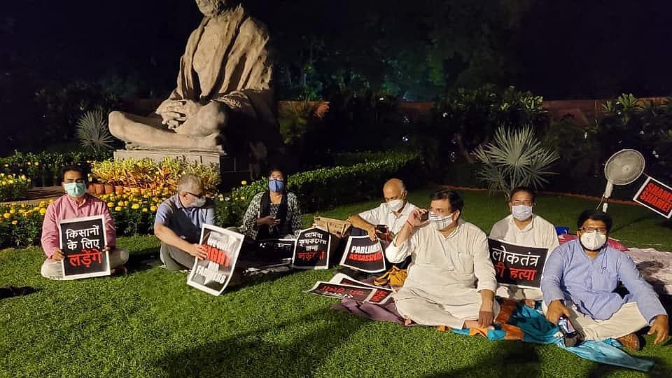 வேளாண் மசோதாவுக்கு எதிர்ப்பு :  சஸ்பெண்ட் செய்யப்பட்ட எம்.பி-க்கள் விடிய விடிய போராட்டம்..!