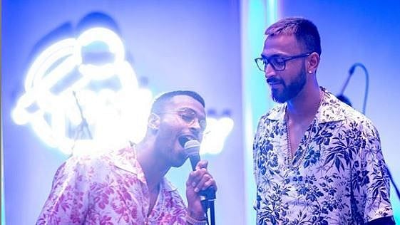 ரசிகர்களுக்காக அபுதாபியில் உள்ள அணியின் பொது அறையை வீடியோ எடுத்து வெளியிட்ட மும்பை இந்தியன்ஸ்! #IPL