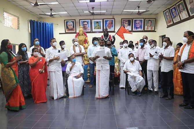 வட மாநில கலாச்சாரத்தை தமிழகம் கொண்டு வரும் பா.ஜ.க : நிர்வாகிக்கு துப்பாக்கி பரிசளித்த பா.ஜ.க தொண்டர்கள்!