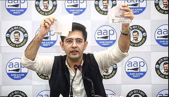 டெல்லியின் குடிசைகளை இடிக்க பா.ஜ.க அரசு திட்டம் : நோட்டீஸை கிழித்து எறிந்த ஆம் ஆத்மி செய்தி தொடர்பாளர்!