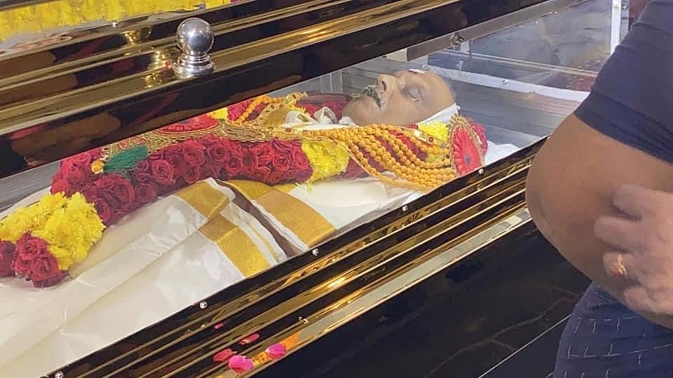 #SPB உடலுக்கு பொதுமக்கள் அஞ்சலி செலுத்த அனுமதி : இரவு முழுவதும் காத்திருந்த ரசிகர்கள் கண்ணீருடன் அஞ்சலி!