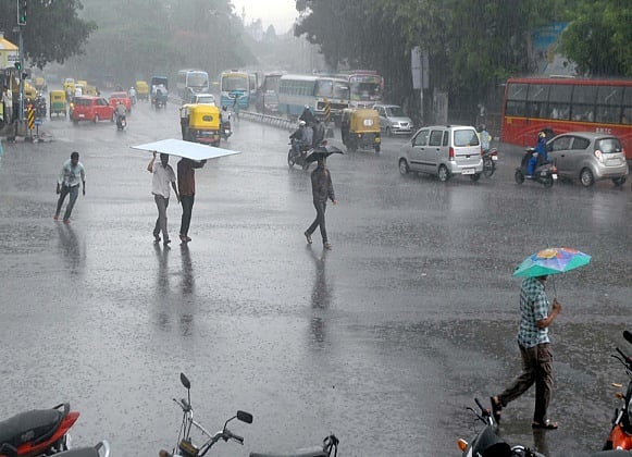 நாளை 13 மாவட்டங்களில் இடியுடன் கூடிய கனமழை பெய்யக்கூடும் - சென்னை வானிலை தகவல்!