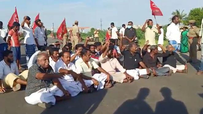 திருச்சி அருகே தந்தை பெரியார் சிலை மீது காவி சாயம் பூசி அவமதிப்பு : வேடிக்கை பார்க்கும் அ.தி.மு.க அரசு?