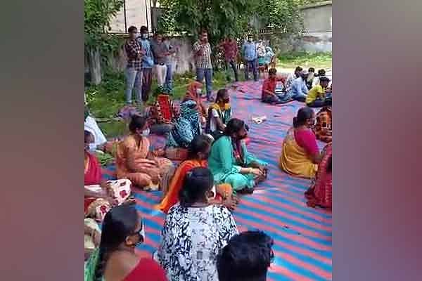 இதுதான் மோடியின் தமிழ்ப்பற்றா? : குஜராத் தமிழ்ப் பள்ளியை மூட பா.ஜ.க அரசு முடிவு - பெற்றோர்கள் போராட்டம்!