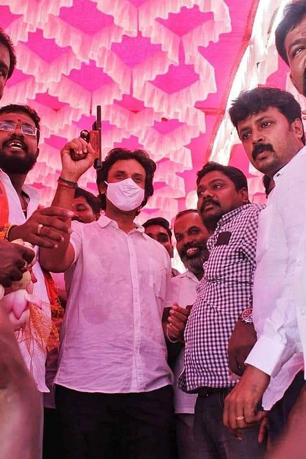 வட மாநில கலாச்சாரத்தை தமிழகம் கொண்டு வரும் பா.ஜ.க : நிர்வாகிக்கு துப்பாக்கி பரிசளித்த பா.ஜ.க தொண்டர்கள்!
