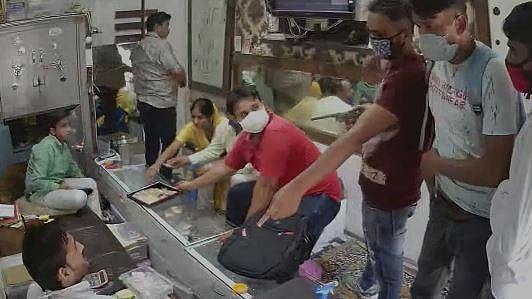 கொரோனா பாதுகாப்பு வழிமுறைகளை கடைபிடித்து உ.பி. அலிகாரில் பட்டப்பகலில் நூதன கொள்ளை : வைரல் வீடியோ!