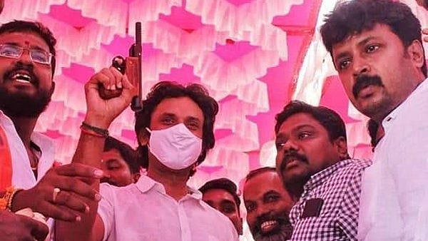 வட மாநில கலாச்சாரத்தை தமிழகம் கொண்டு வரும் பா.ஜ.க : நிர்வாகிக்கு துப்பாக்கி பரிசளித்த பா.ஜ.க தொண்டர்கள்!