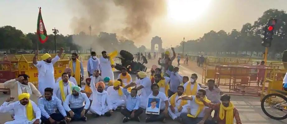 இந்தியா கேட் முன்பு டிராக்டரை எரித்து விவசாயிகள் போராட்டம் : வேளாண் மசோதாக்களுக்கு வலுக்கும் எதிர்ப்பு!