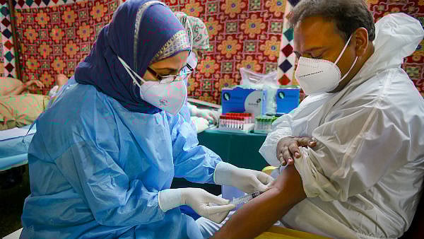 தினமும் நூறு நூறாக குறையும் கொரோனா பாதிப்பு... தமிழகத்தின் இன்றைய கொரோனா நிலவரம்! #CoronaUpates