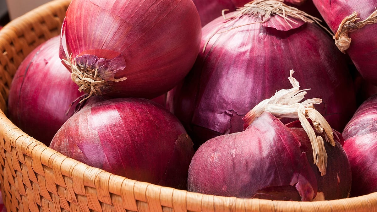 தமிழகத்தில் உச்சத்தில் வெங்காய விலை : மூன்று மாநிலங்களில் பெய்த கனமழையால் வரத்துக் குறைவு!