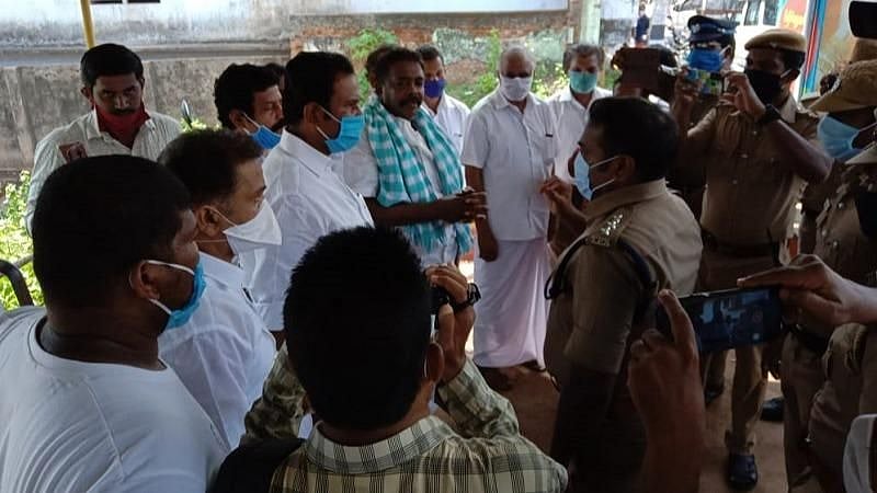 கன்னியாகுமரி இடைத்தேர்தல்:  பிரதிநிதிகளுக்கு தெரியாமல் வாக்குப்பதிவு எந்திரங்கள் கடத்தல் - மக்கள் புகார்!