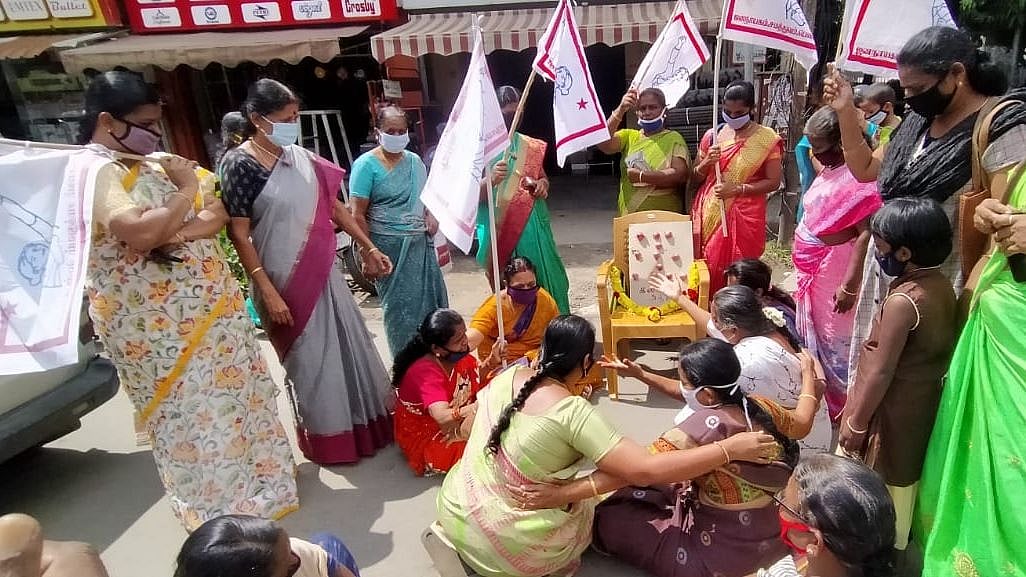 “தங்கம் விலை உயர்வு போல் தினசரி விலை ஏற்றத்தில் வெங்காயம்”: அரசின் அலட்சியத்தால் பறிதவிக்கும் பொதுமக்கள்!