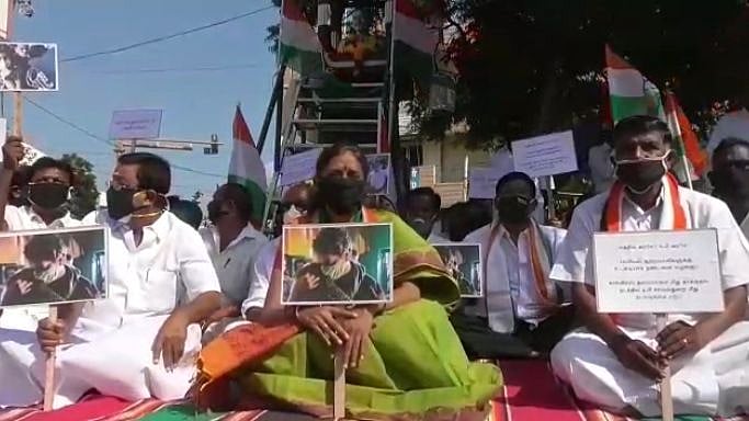 ஹத்ராஸ் சம்பவம்: கரூரில் காந்தி சிலை முன்பு கருப்பு முகமூடி அணிந்து ஜோதிமணி எம்.பி சத்தியாகிரக போராட்டம்!