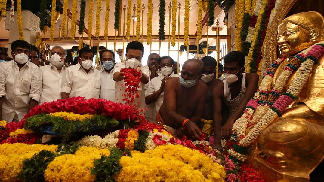 பசும்பொன் முத்துராமலிங்கத் தேவர் நினைவிடத்தில் தி.மு.க தலைவர் மு.க.ஸ்டாலின் மாலை அணிவித்து மரியாதை!