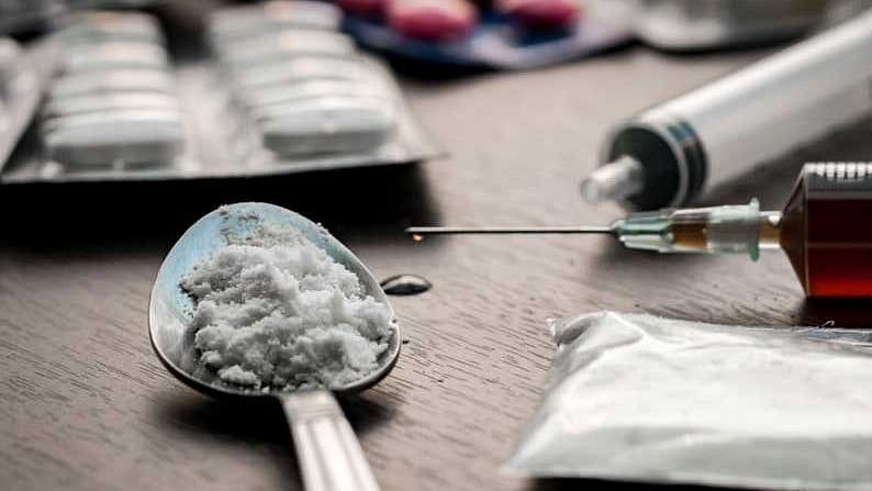 மொபைல் ஆப் மூலம் போதைபொருளை விற்ற இளைஞர் : கையும் களவுமாக பிடித்த போலிஸ் - விசாரணையில் ‘பகீர்’ தகவல்!