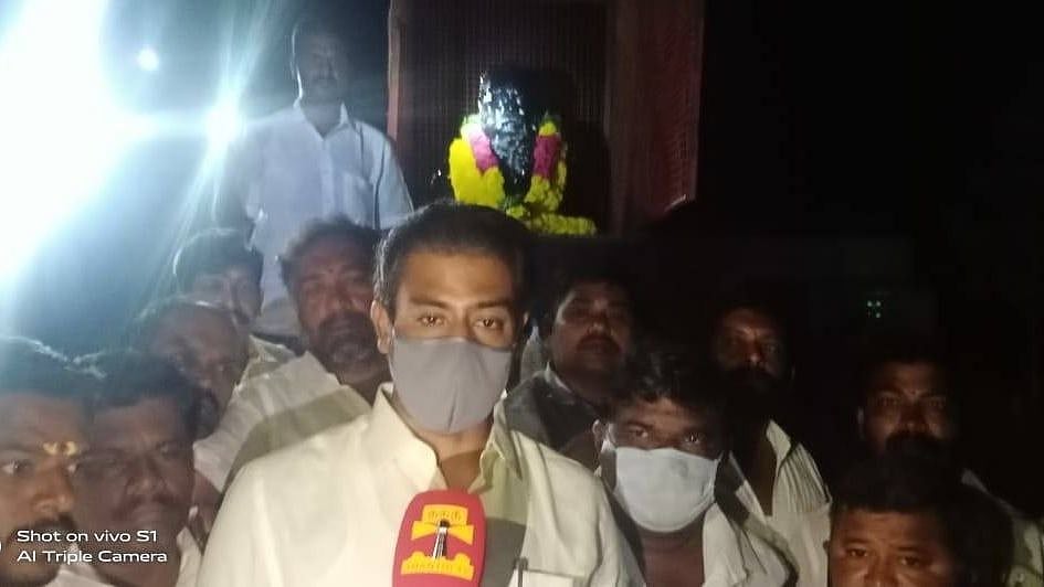 திண்டுக்கல்லில் தந்தை பெரியார் சிலை மீது காவி சாயம் பூசி அவமதிப்பு : தி.மு.க MLA கண்டனம்!