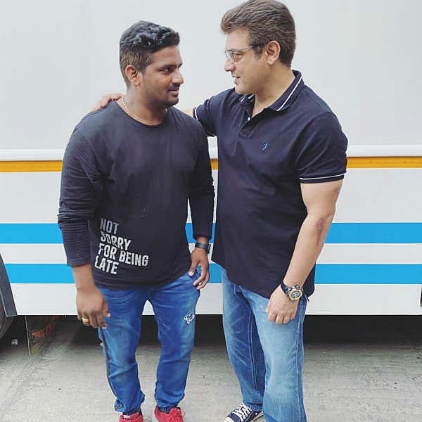 'வலிமை’ படத்திற்காக ‘வெய்ட்’ குறைத்த அஜித் : ரசிகர்களுடன் எடுத்த புகைப்படத்தில் அஜித்தின் கையில் தழும்பு!
