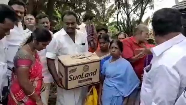 “தீ விபத்தில் நாசமான குடிசைகள்: வீடிழந்தவர்களுக்கு உதவிக்கரம் நீட்டிய தி.மு.க” - நெகிழ்ச்சி சம்பவம்!