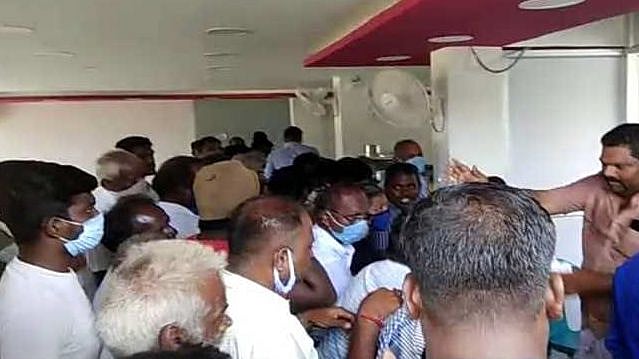 விருதுநகரில் பிரியாணி கடை விளம்பரத்தால் குவிந்த கூட்டம் : மக்கள் தனிமனித இடைவெளி கடைப்பிடிக்காத அவலம்!