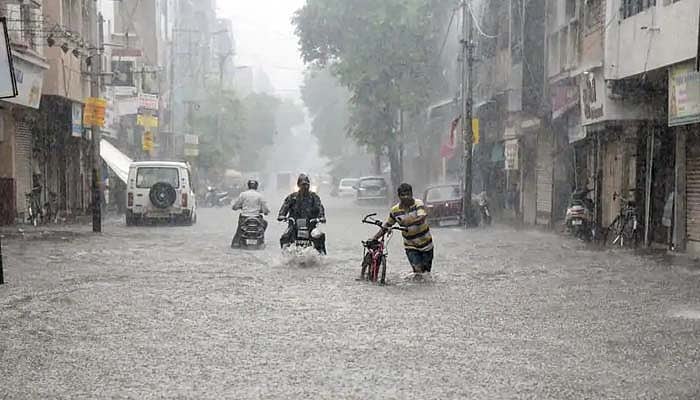 விடிய விடிய பெய்த மழையால் வெள்ளக்காடான சென்னை.. மழைநீர் வடிகால் திட்டத்தை அதிமுக அரசு செயல்படுத்தாது ஏன்?