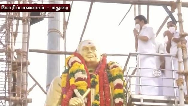 மதுரையில் உள்ள தேவர் சிலை, மருது சகோதரர்கள் சிலைக்கு தி.மு.க தலைவர் மு.க.ஸ்டாலின் மாலை அணிவித்து மரியாதை!