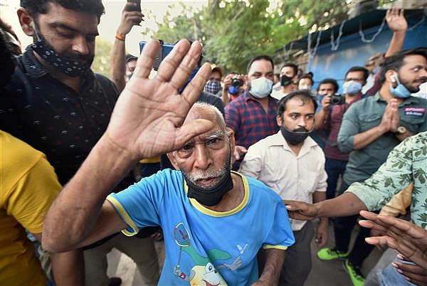 உணவுக்கடை நடத்தும் முதிய தம்பதிக்கு குவிந்த உதவி : இந்திய அளவில் பேசப்படும் ’பாபா கா தாபா’ #Viral