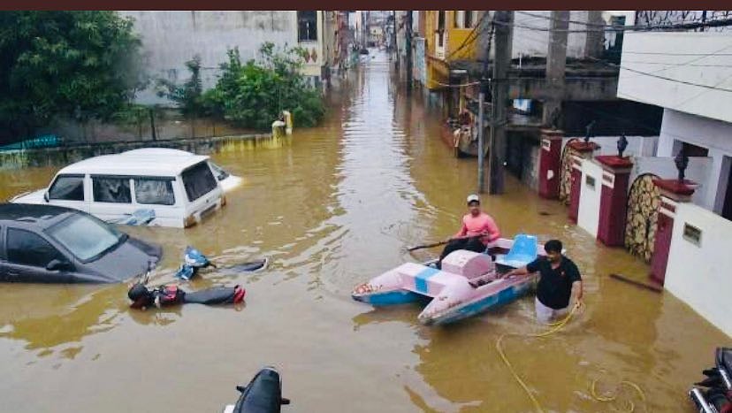 தெலங்கானா, ஆந்திராவை புரட்டிப்போட்ட வெள்ளம்... வீடுகளை இழந்து தவிக்கும் மக்கள்... 32 பேர் உயிரிழப்பு!