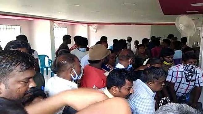 விருதுநகரில் பிரியாணி கடை விளம்பரத்தால் குவிந்த கூட்டம் : மக்கள் தனிமனித இடைவெளி கடைப்பிடிக்காத அவலம்!