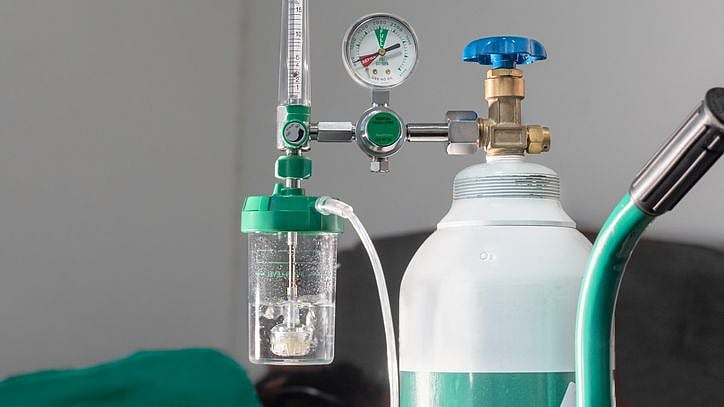 'தமிழகத்தில் ஆக்ஸிஜன் சிலிண்டர்களுக்கு திடீர் தட்டுப்பாடு' - என்ன செய்கிறது எடப்பாடி அரசு?!