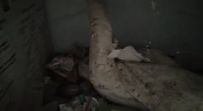 கரூரில் குப்பைக்கூளத்தினிடையே கிடக்கும் அம்பேத்கர் சிலை : கொந்தளித்த தந்தை பெரியார் திராவிடர் கழகத்தினர்!