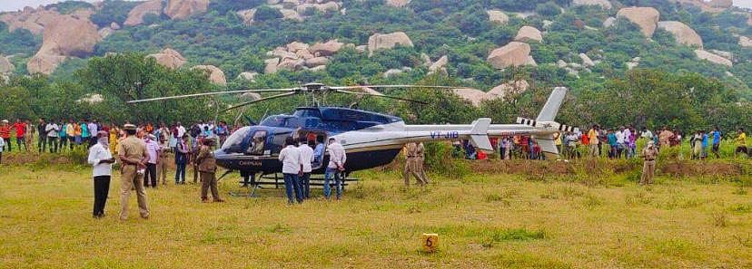 திருப்பத்தூரில் விளை நிலத்தில்  அவசரமாக தரையிறக்கப்பட்ட தனியார் ஹெலிகாப்டர்... கூட்டம் கூடியதால் பரபரப்பு