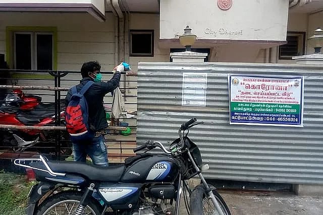 சென்னை தெருக்களில் மீண்டும்  தகரத் தடுப்புகள்: முறையான கொரோனா தடுப்பு நடவடிக்கை இல்லாததால் மக்கள் அவதி!