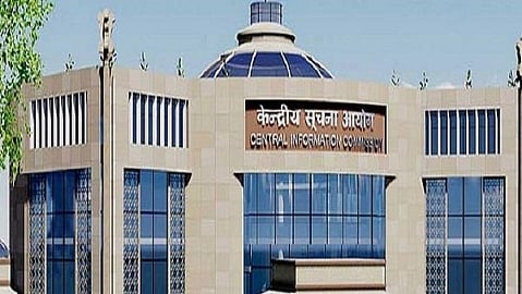 “2.2 லட்சம் ஆர்.டி.ஐ கோரிக்கைகள் நிலுவையில் இருக்கின்றன” - மெத்தனமாகச் செயல்படும் தகவல் ஆணையம்!