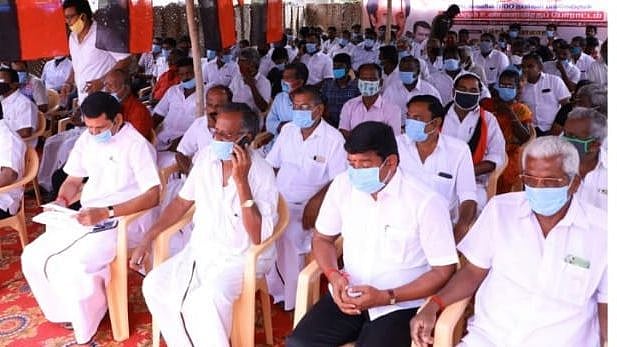 அ.தி.மு.கவின் கரைவேட்டி கட்டாத நிர்வாகிகளாக செயல்படும் காவல்துறை: தி.மு.க சார்பில் உண்ணாவிரதப் போராட்டம்!