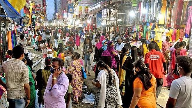 சாலைகளை சரிவர போடாமலேயே ஒருவழிப்பாதையாக மாற்றப்பட்ட தி.நகர் ரங்கநாதன் தெரு: காற்றில் பறந்த கொரோனா விதிகள்