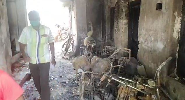 வீட்டை காலி செய்யச் சொன்னதால் இருசக்கர வாகனங்களுக்கு தீ வைத்த வாலிபர் - ஒருவர் பரிதாப பலி!