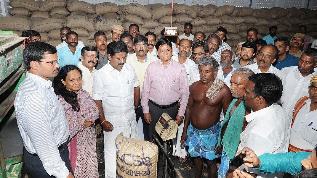 “கொள்முதலில் நிலவும் குளறுபடிகளை மறைக்க உணவுத்துறை அமைச்சர் பொய் சொல்கிறார்” : டெல்டா  விவசாயிகள் ஆவேசம்!