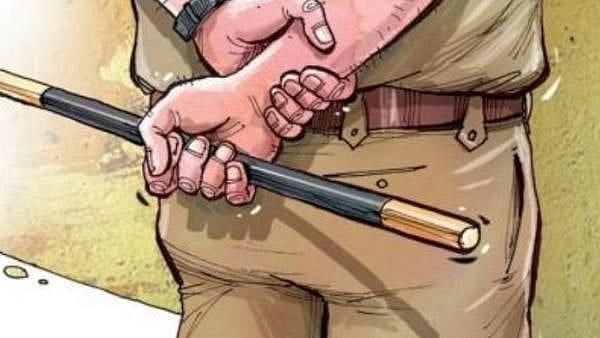 பட்டும் திருந்தாத காவல்துறை : கொரோனா பணிக்குச் சென்ற மருத்துவரை ஸ்டேஷனுக்கு அழைத்துச் சென்று தாக்குதல்!