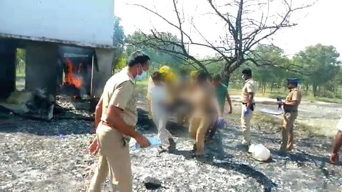 விதிமுறைகளை மீறி தயாரிக்கப்பட்ட பட்டாசுகள் - ஆலையில் ஏற்பட்ட வெடி விபத்தில் கருகிய 5 உயிர்கள்!