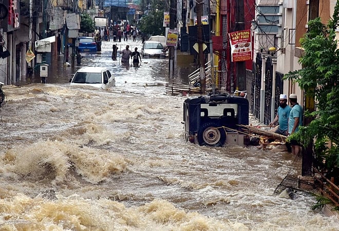 மழை வெள்ளத்தில் ஒருவர் அடித்துச் செல்லப்படும் நெஞ்சைப் பதறவைக்கும் காட்சி... ஐதராபாத்தின் மோசமான நிலை..!