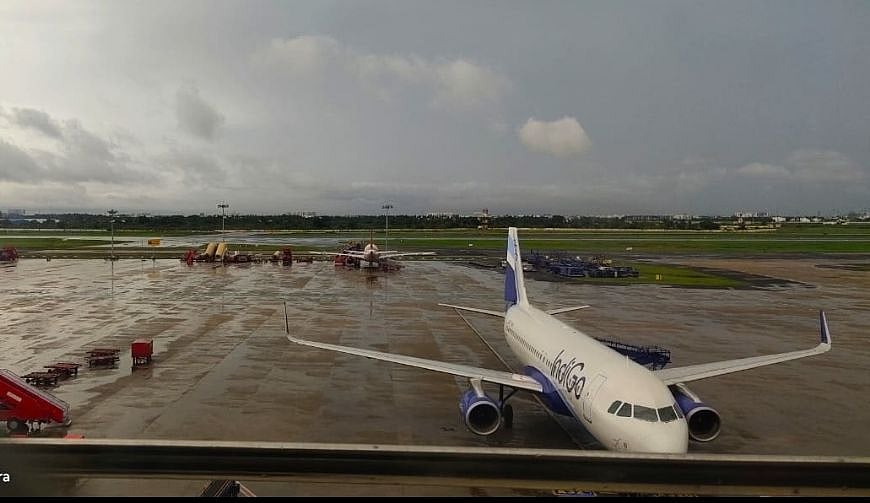 விடிய விடிய பெய்த கனமழை; சென்னை விமானநிலையதில் இருந்து விமானங்கள் புறப்படுவதில் தாமதம்!!!