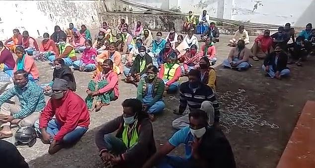 “உயிரை பணயம் வைத்து செய்த வேலைக்கு சம்பளம் இல்லை” : அதிமுக அரசை கண்டித்து தூய்மைப் பணியாளர்கள் போராட்டம்!