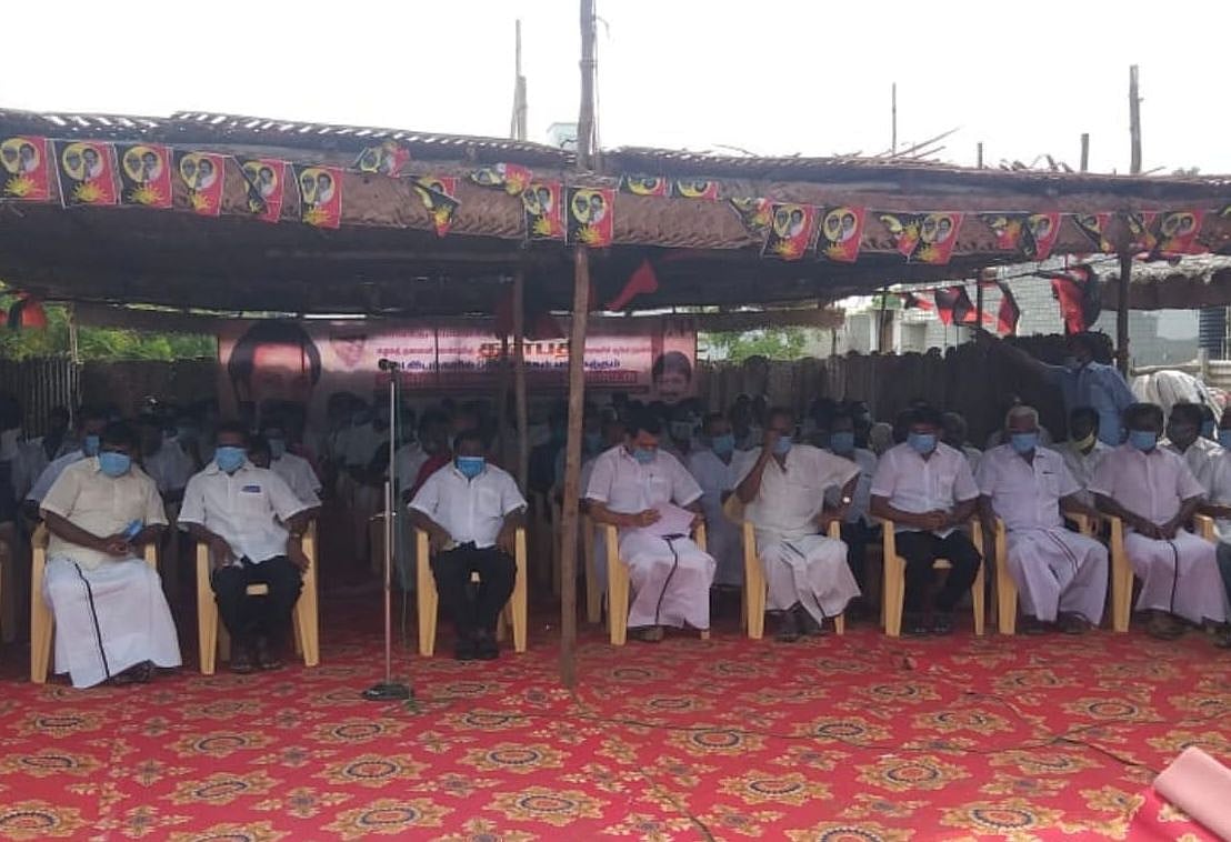 அ.தி.மு.கவின் கரைவேட்டி கட்டாத நிர்வாகிகளாக செயல்படும் காவல்துறை: தி.மு.க சார்பில் உண்ணாவிரதப் போராட்டம்!