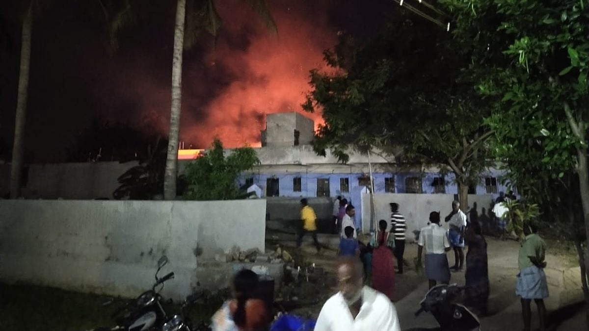 “தீபாவளி பண்டு சீட்டுக்காக வாங்கி வைக்கப்பட்ட பட்டாசுகள் வெடித்து தீ விபத்து” : 2 பேர் உடல் கருகி பலி!