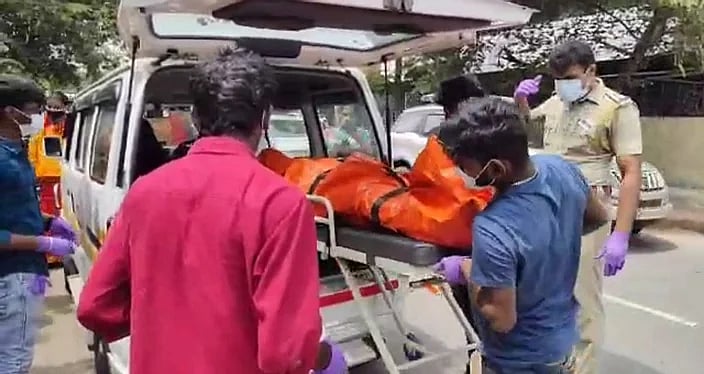 வீட்டிற்குள் அழுகிய நிலையில் கிடந்த சடலம் : கோவையில் ‘டிரான்ஸ் கிச்சன்’ உணவகம் நடத்திவந்த திருநங்கை கொலை!