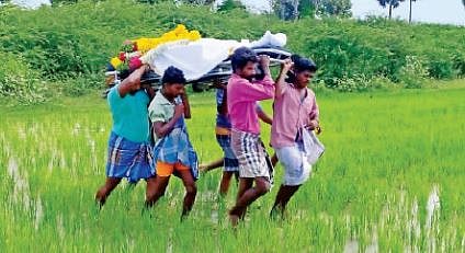 மயானத்திற்கு சாலை வசதியில்லாததால் இறந்தவர்களின் சடலங்களை வயலுக்குள் இறங்கி தூக்கிச் செல்லும் அவலம்!