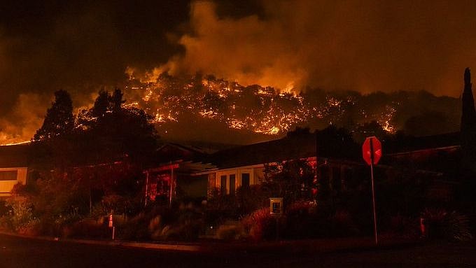 உலகம் இதுவரை காணாத பேரிடர் : கலிஃபோர்னியாவில் 1 மாதமாக தொடர்ந்து பரவிவரும் காட்டுத்தீ! #ViralPhotos