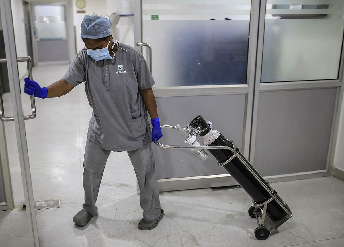 'தமிழகத்தில் ஆக்ஸிஜன் சிலிண்டர்களுக்கு திடீர் தட்டுப்பாடு' - என்ன செய்கிறது எடப்பாடி அரசு?!