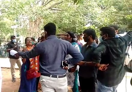 “நாங்கள் பாஜக’காரர்கள் அப்படிதான் பேசுவோம்” - சென்னையில் நிருபர்களை ஒருமையில் பேசிய பாஜக மகளிரணி நிர்வாகி