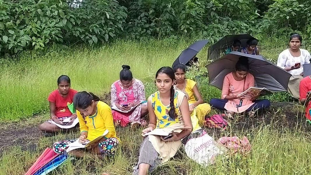 சிக்னல் கிடைக்காததால் தினமும் 3 கி.மீ மலையேறி கற்கும் மாணவர்கள் : ஆன்லைன் கல்வியால் அரங்கேறும் அவலம்!